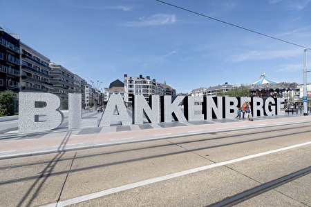 Grote letters spellen het woord Blankenberge op een plein