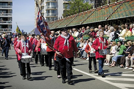 fanfare trekt op langs de historische 'paravang' (windvanger)