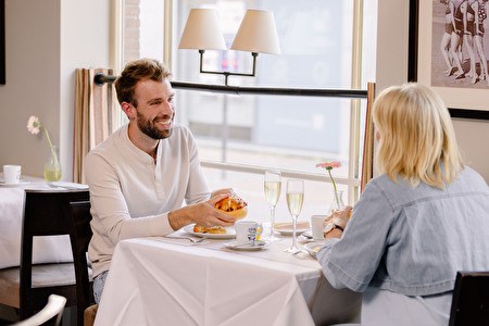 koppel ontbijt met glaasje bubbels en krokante pistolets