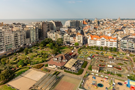 zicht op Leopoldpark uit de lucht met zicht op minigolf, speeltuin, appartementen en zee